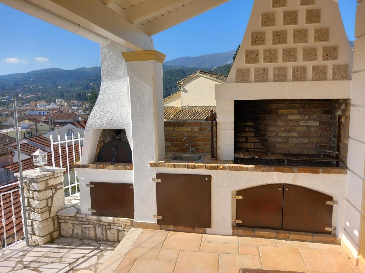 Villa Solaris Methea- Luxury By The Castle
